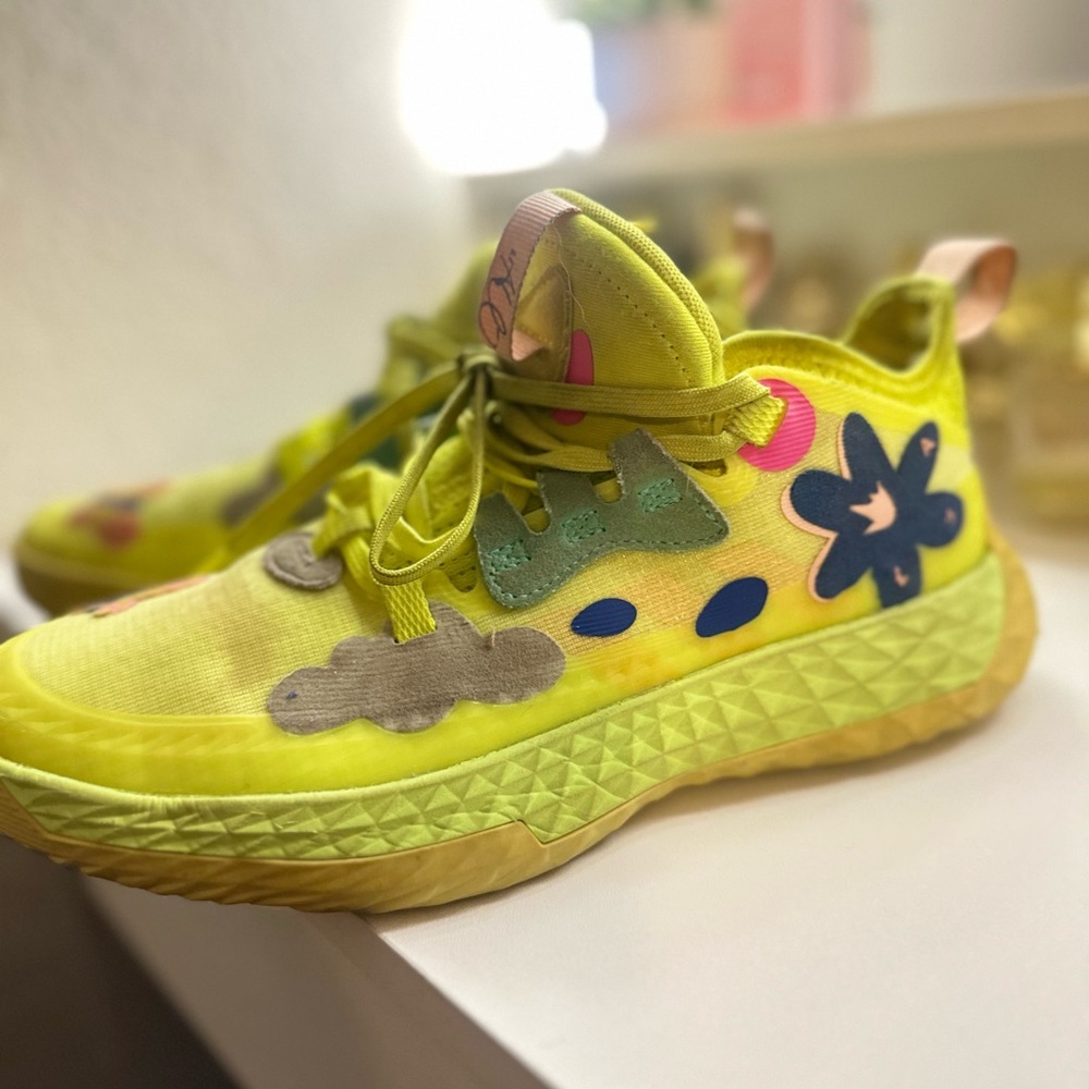 Basketball shoes
